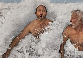 Markos Marín y Adolfo Fernández interpretarán esta tarde en el Félix Petite 'El nadador de aguas abiertas'.
