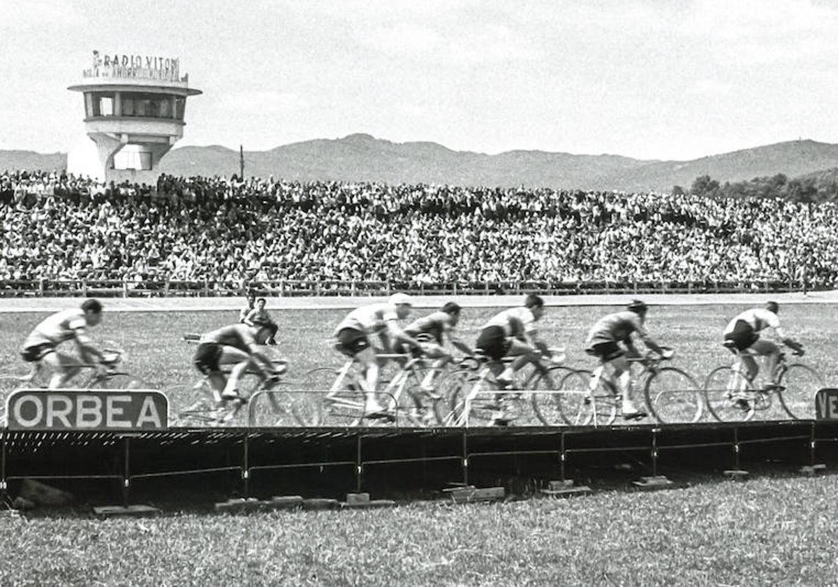 Los ciclistas corren sobre un velódromo portátil en un Mendizorroza abarrotado en el Criterium de Ases de 1962.