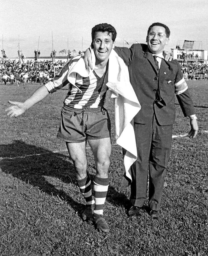 Imagen - Achuri y José Luis Menoyo festejan el sufrido ascenso a Segunda logrado el 11 de junio de 1961.