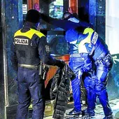 Policías locales cachean a un joven en una calle de Vitoria.