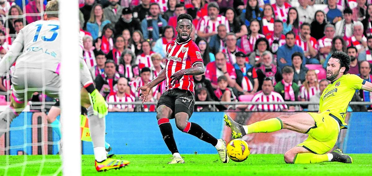 Iñaki Williams pone un pase al área en el partido del pasado domingo contra el Villarreal resuelto con un empate a uno.