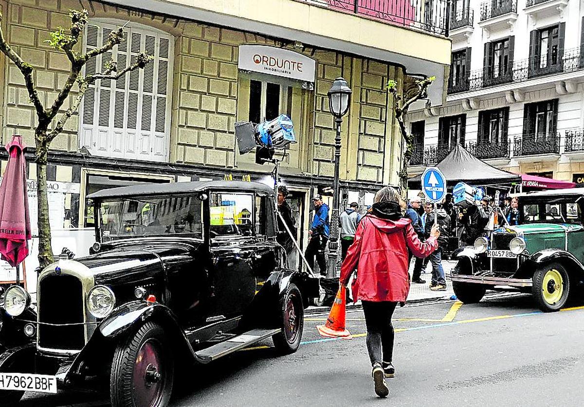 Coches de época en el exterior del Café Iruña, uno de los escenarios del rodaje de 'Karmele'.