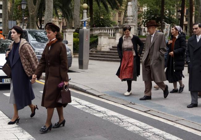 Figurantes vestidos de época en el rodaje de 'Karmele'.