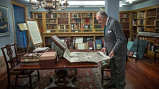 Manuscritos, incunables y tesoros impresos: así es la biblioteca del notario José María Arriola