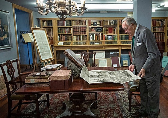 José María Arriola observa un grabado de Franz Pilz que representa el homenaje en Gante a la archiduquesa María Teresa de Austria en 1744.