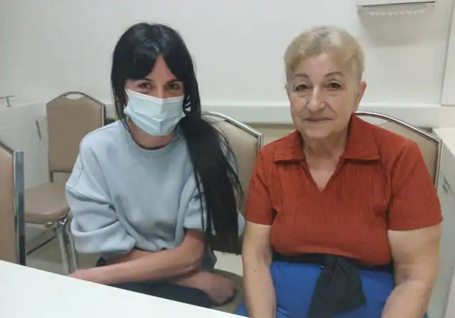 La cuñada de Álex, Saioa, y la madre del joven, Tere, ayer en el hospital.