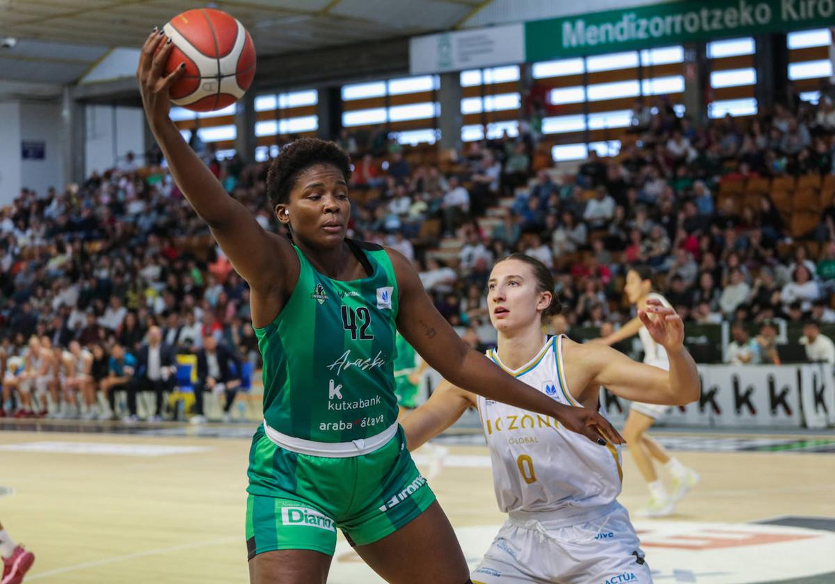 Tamara Seda atrapa el balón con su mano diestra.