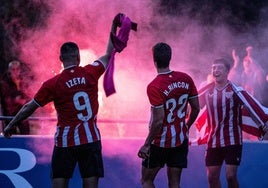 Izeta, Rincón y Jauregizar celebran el ascenso.