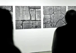 Obra de 'Vista parcial' con imágenes de las piedras numeradas de una iglesia que fue desmontada por una papelera y reconstruida.