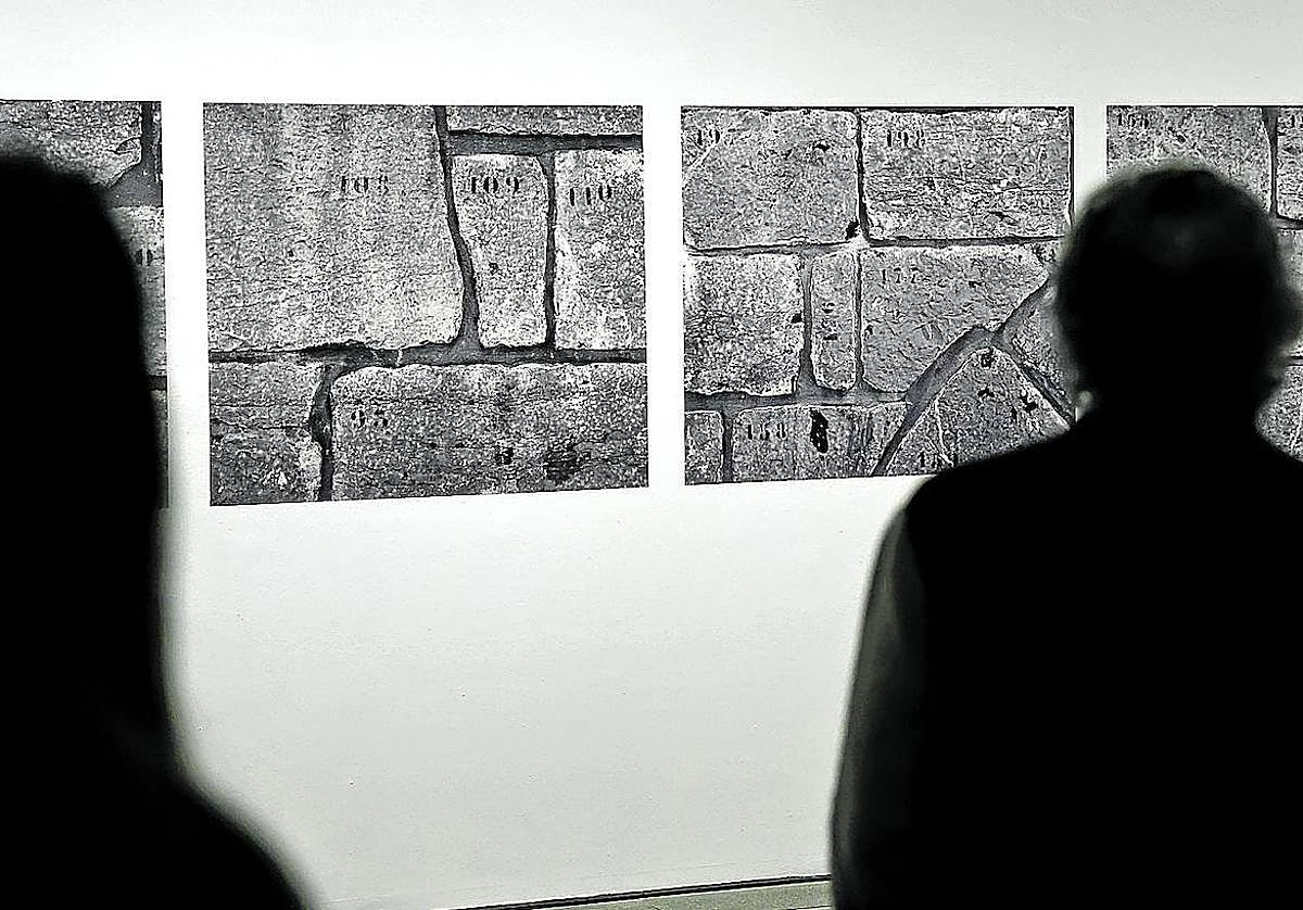 Obra de 'Vista parcial' con imágenes de las piedras numeradas de una iglesia que fue desmontada por una papelera y reconstruida.