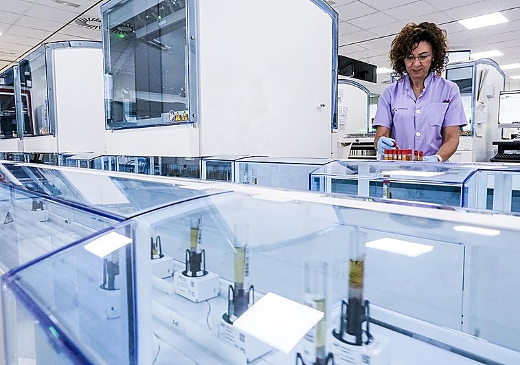 Cada coche traslada una muestra por un sistema de raíles.