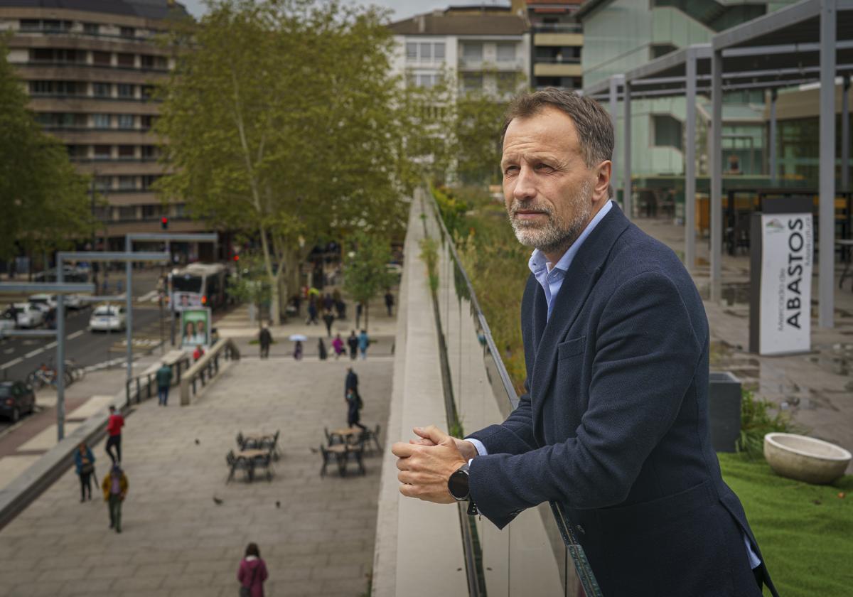 Frederic Alzola, en la terraza del Mercado de Abastos.