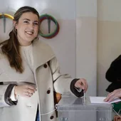 El divertido descuido de Alba García (Sumar) al votar