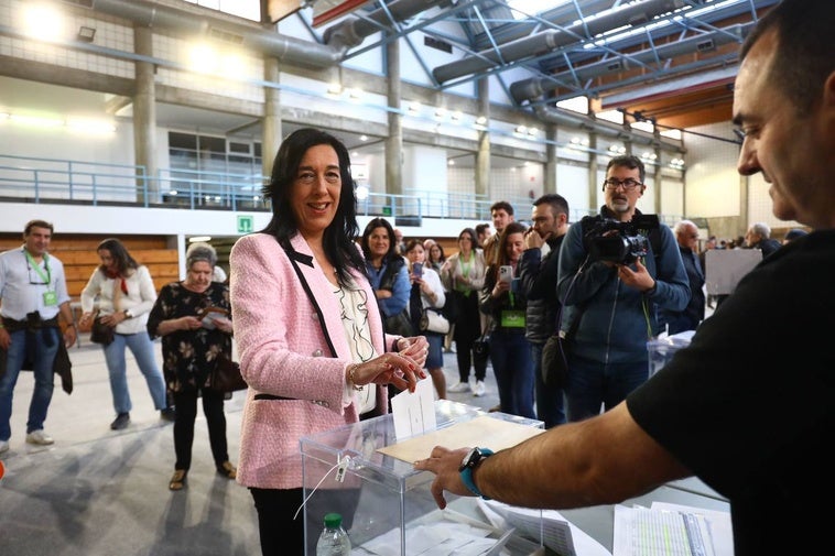 Amaia Martínez ha votado a las 12 horas en el Centro Cívico Iparralde de Vitoria.