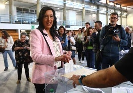 Amaia Martínez ha votado a las 12 horas en el Centro Cívico Iparralde de Vitoria.