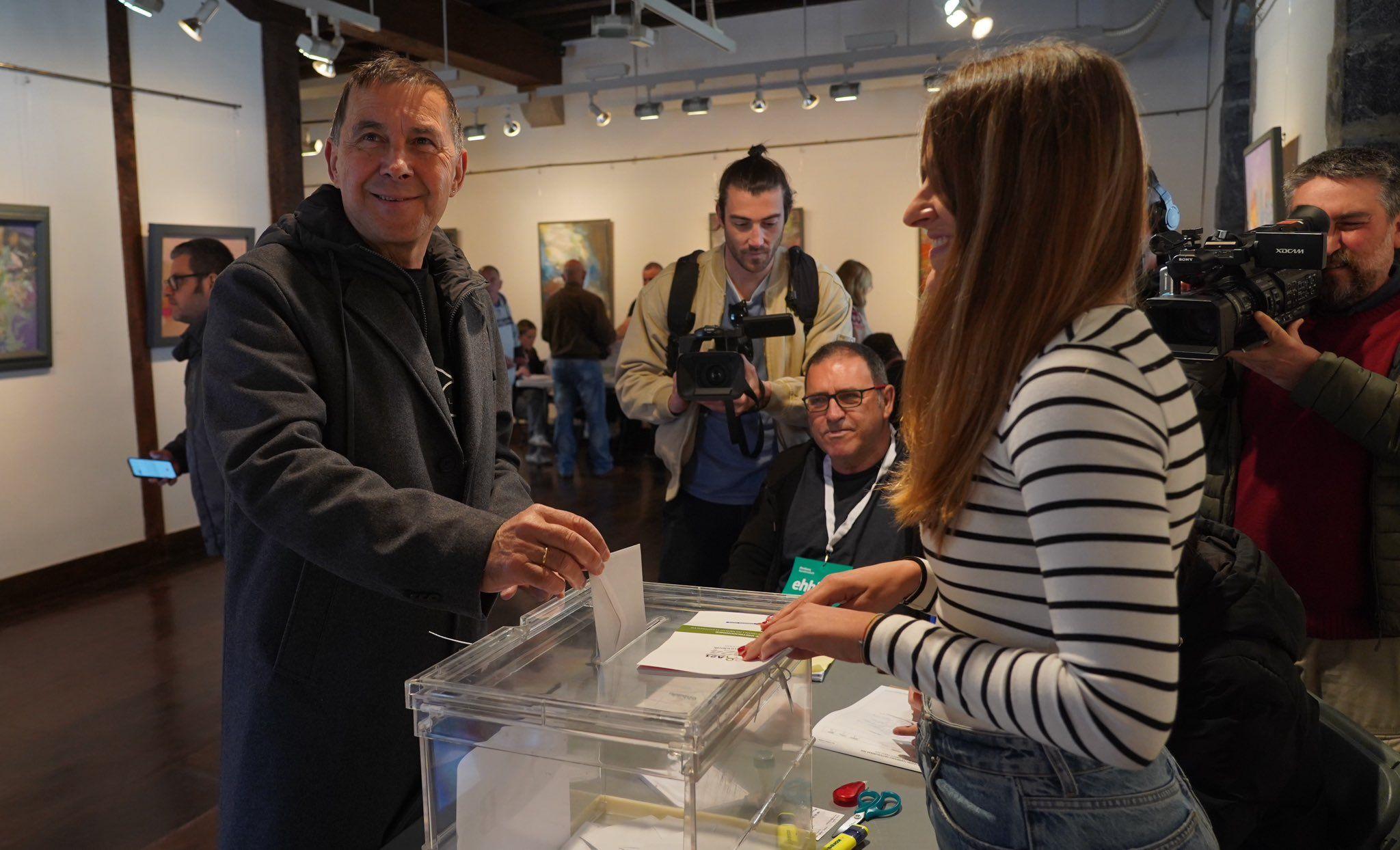 El coordinador general de EH Bildu, Arnaldo Otegi ha votado hacia las once de la mañana en la casa de cultura de su localidad natal, Elgoibar, «con una sonrisa y la bandera de la esperanza», según ha señalado.