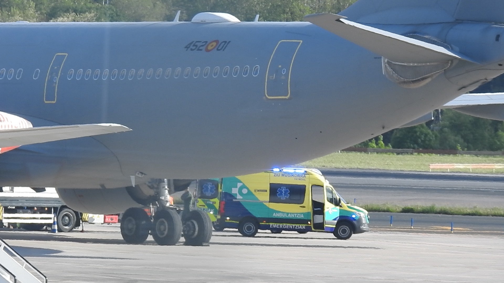 Así ha aterrizado el avión de Álex García en el aeropuerto de Loiu