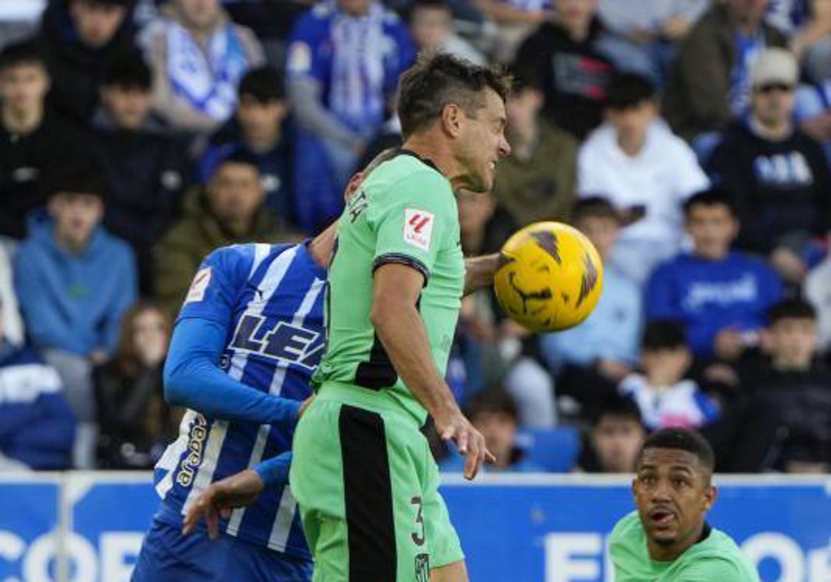 Momento en el que la pelota golpea en la mano de Azpilicieta tras despejar de cabeza.