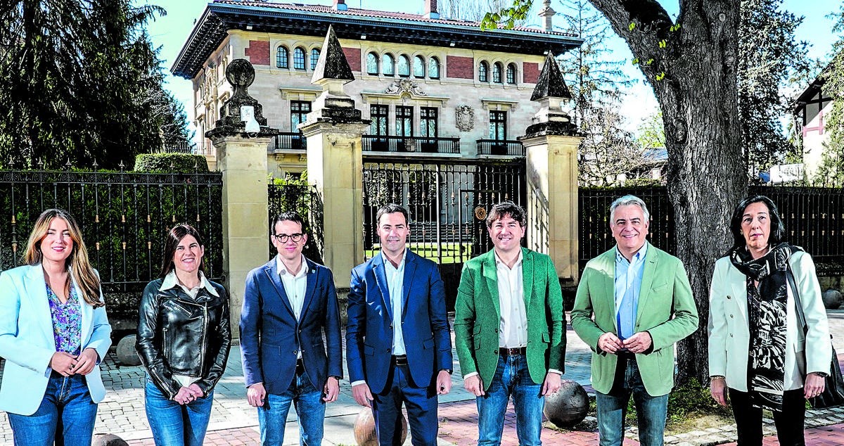 Así se hizo, los siete candidatos posan para el fotógrafo ante Ajuria Enea.