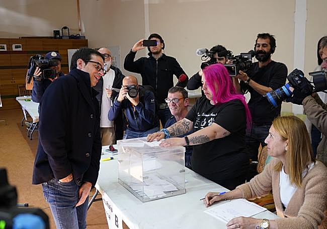 Otxandiano, busca el carnet en sus bolsillos.