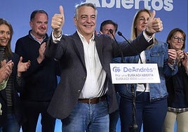 De Andrés saluda a la militancia, que le recibió entre vítores.