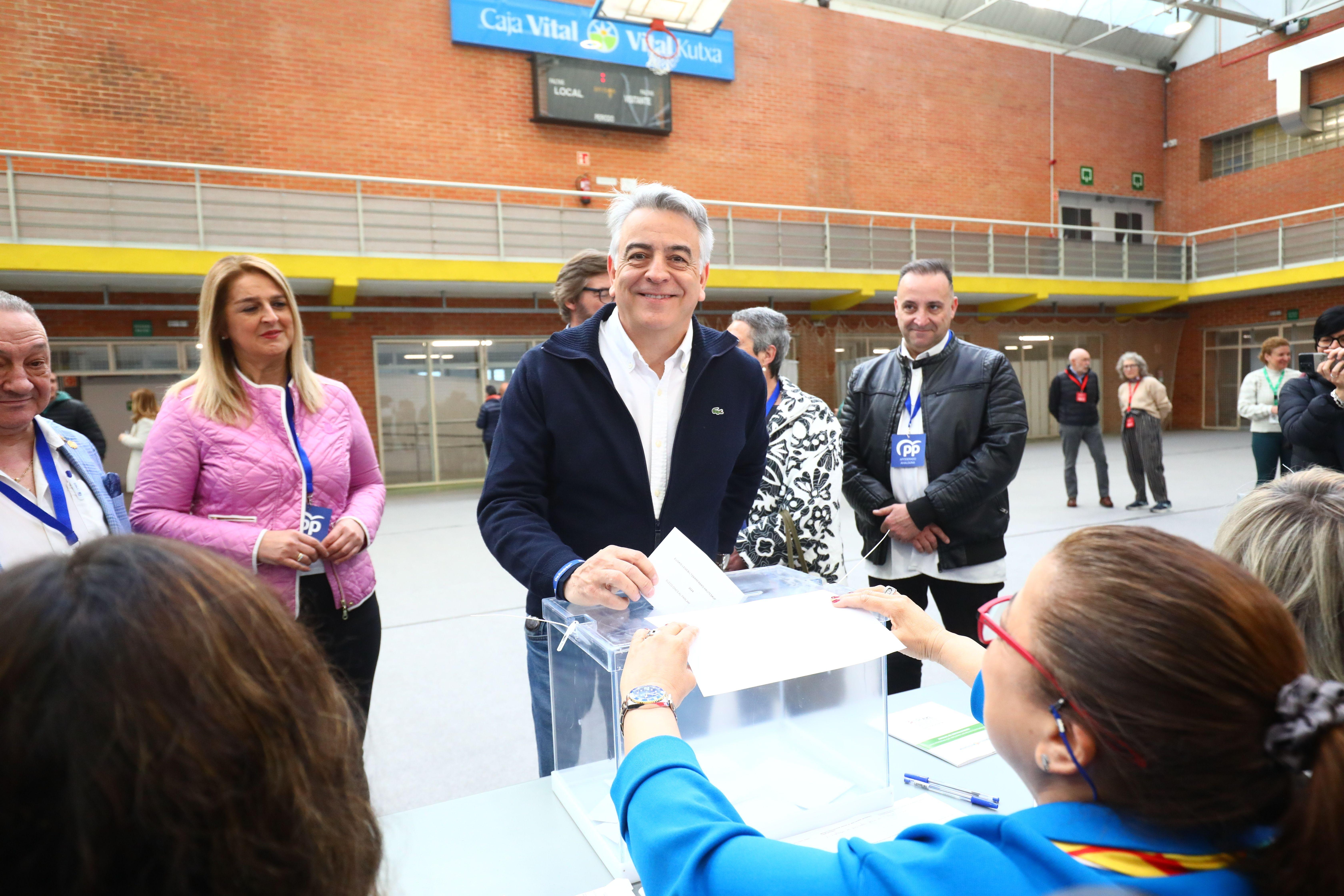 Javier de Andrés, candidato del Partido Popular a lehendakari, ha votado en un colegio electoral de Vitoria, donde ha afirmado que «confiamos en tener el respaldo de muchos vascos para lograr ser decisivos en la próxima legislatura». 