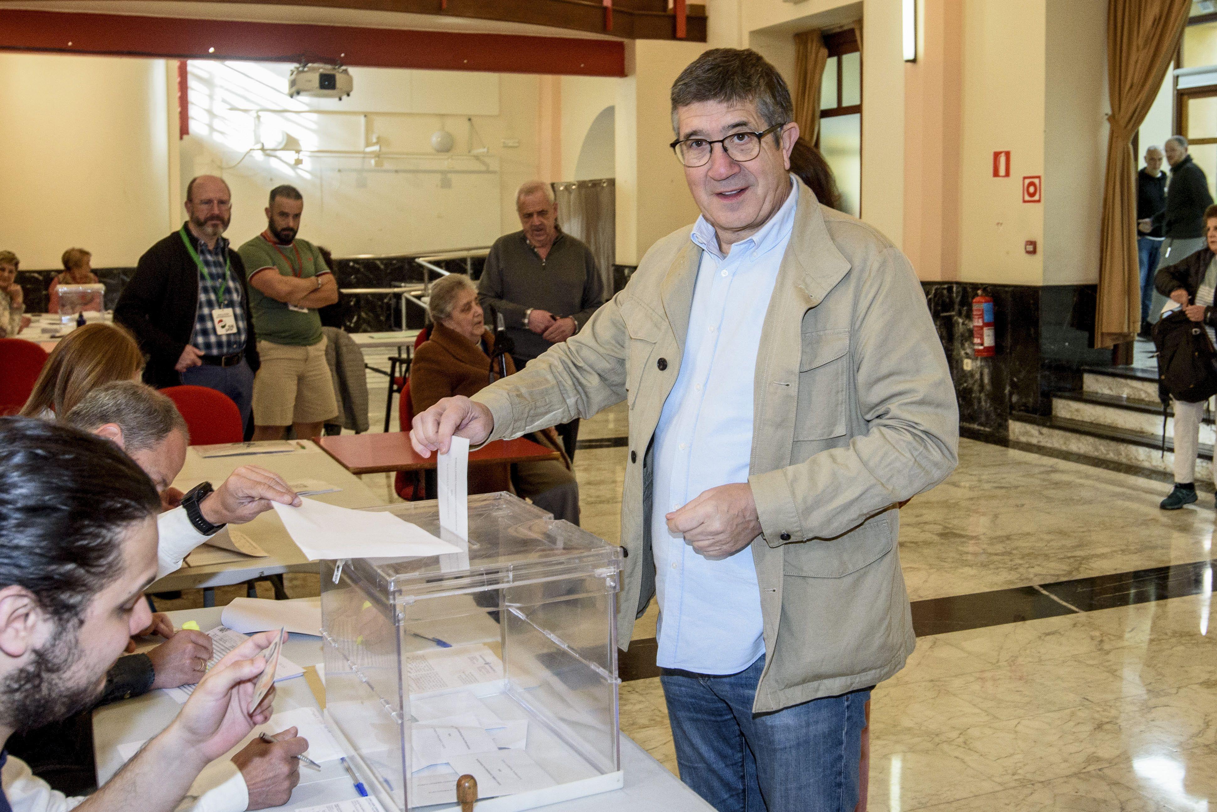 El portavoz del Grupo Parlamentario Socialista en el Congreso de los Diputados, Patxi López, ejerce su derecho al voto en un colegio electoral de Portugalete. 