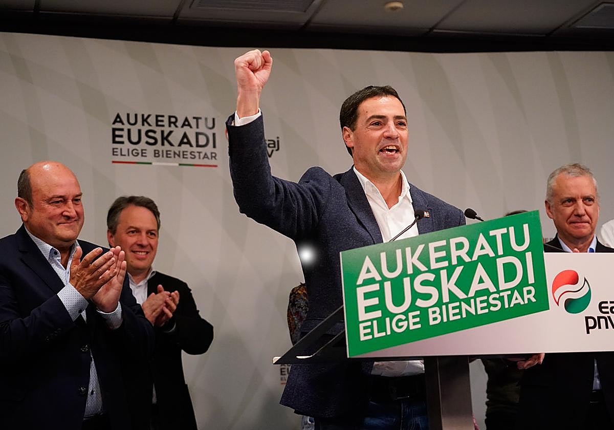 Pradales ya se ve lehendakari. El candidato jeltzale, aplaudido anoche por Ortuzar y Urkullu, apostó por un gobierno para «un país plural».