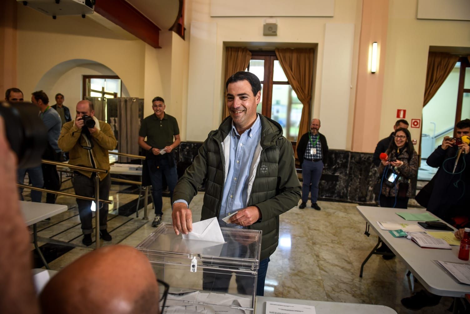 Imanol Pradales, candidato a lehendakari por el PNV, ha ejercido su derecho al voto en el centro Santa Clara de Portugalete, desde donde ha pedido el voto a la ciudadanía. 