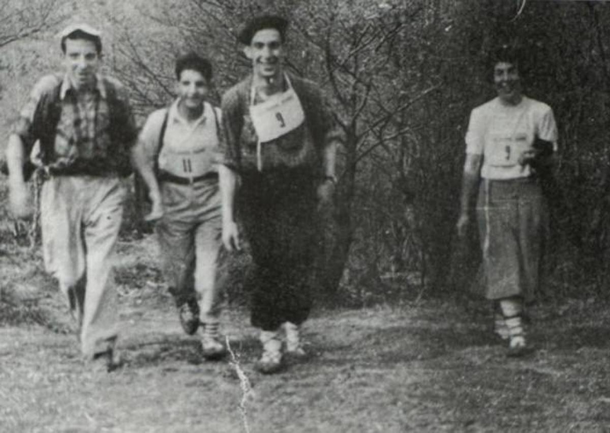 Imagen secundaria 1 - Dantzaris antes de interpretar la danza del oso dentro de Mairuelegorreta, algunos de los primeros socios y korrikalaris de hoy en día en su faceta más atlética.