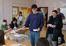 Un joven vota en un colegio de Bilbao.