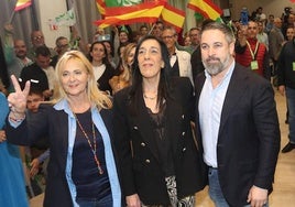 Las candidatas de Vox por Bizkaia y Álava, María Pérez, y Amaia Martínez, junto a Santiago Abascal, anoche en Vitoria.