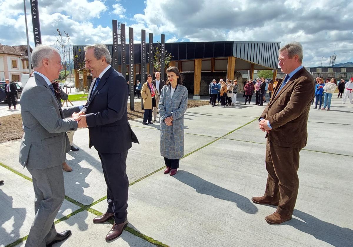 El lehendakari Iñigo Urkullu a su llegada a Gernika, donde ha sido recibido por el alcalde de la villa foral, José Mari Gorroño.