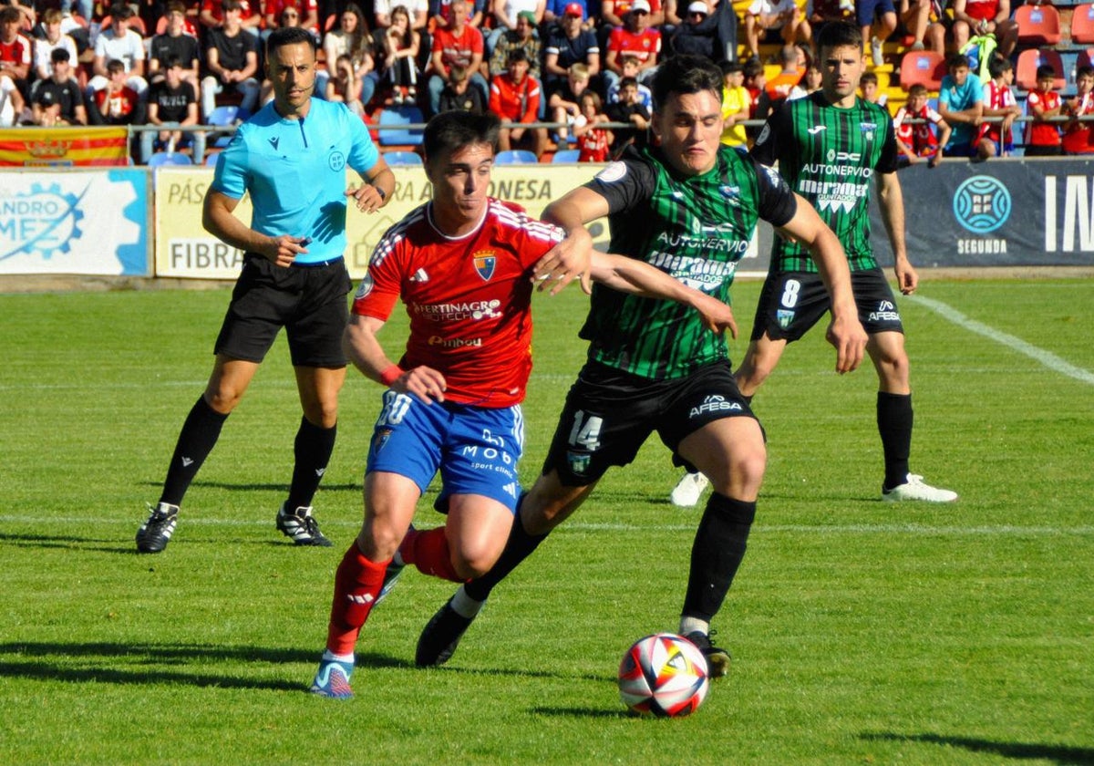 Álvaro Gete pugna por un balón con un jugador del Teruel en el partido del pasado sábado.