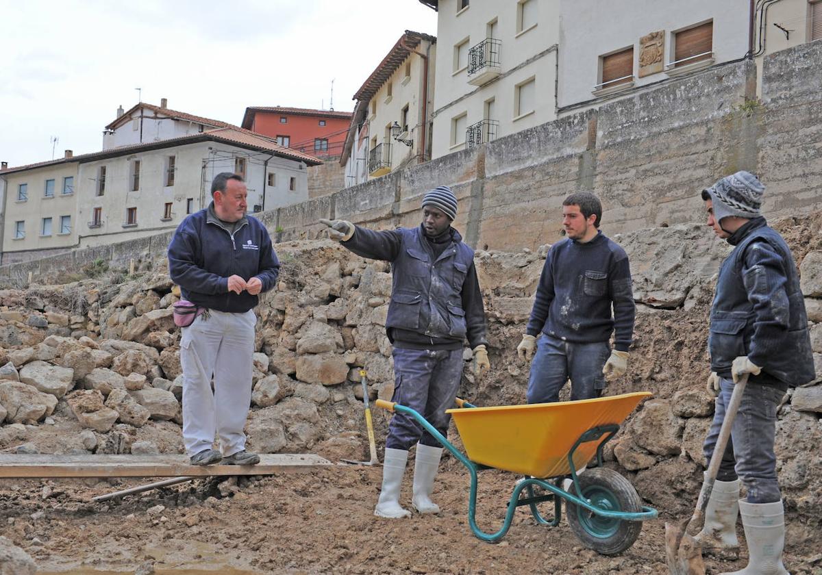 El alumnado de la escuela Micaela Portilla trabaja en la rehabilitación de la torre de Fontecha.