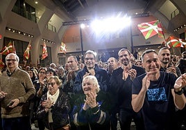 La euforia era palpable entre los que se acercaron a acompañar a Bildu en esta noche electora.