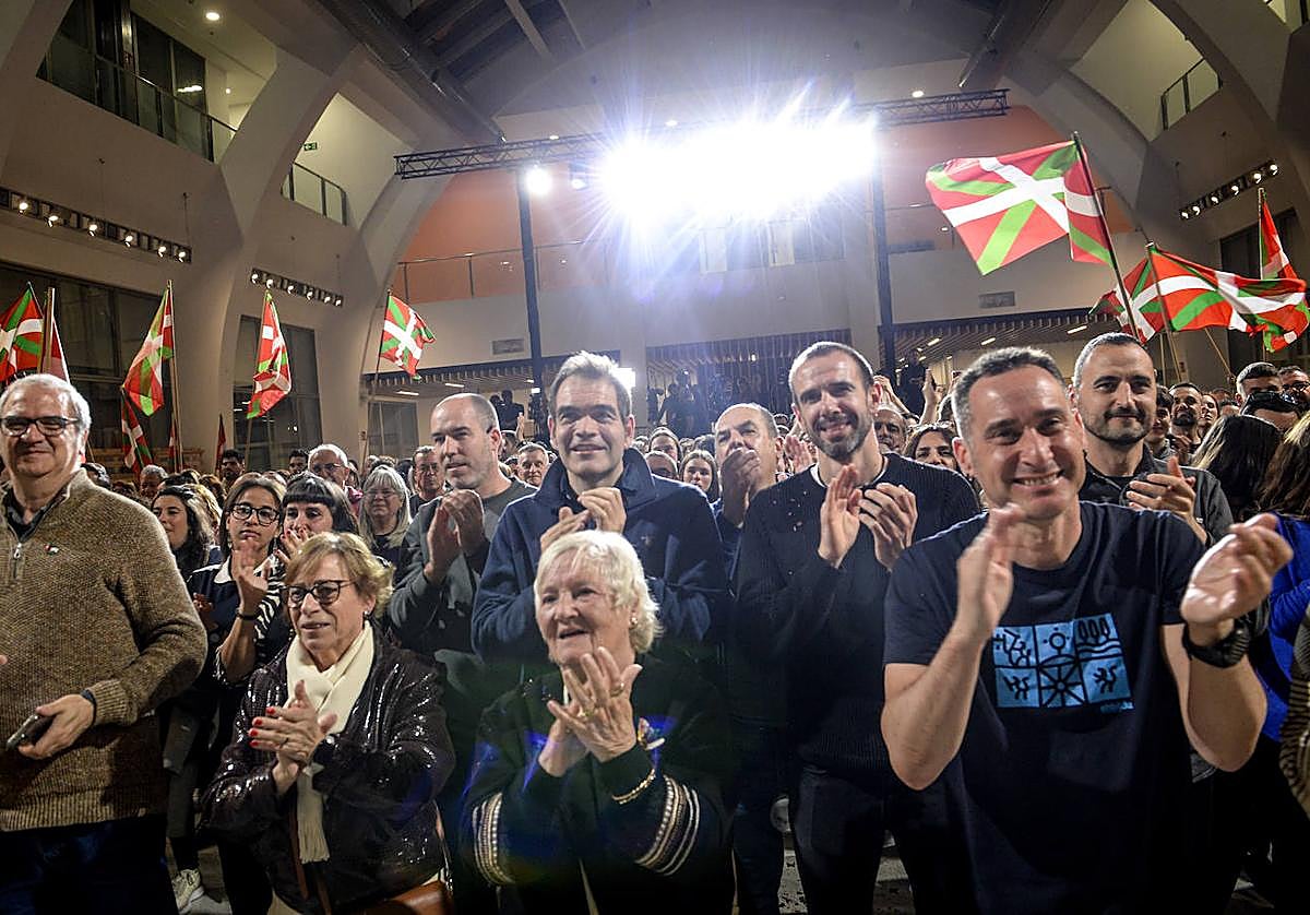 La euforia era palpable entre los que se acercaron a acompañar a Bildu en esta noche electora.