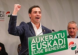 Andoni Ortuzar, Imanol Pradales e Iñigo Urkullu celebran la victoria en Sabin Etxea.