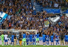 La plantilla y la grada se aplauden mutuamente tras un triunfo en Mendizorroza esta temporada.