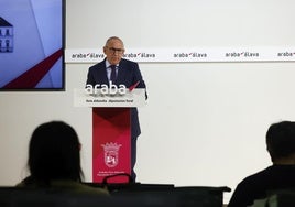 Ramiro González durante su comparecencia en la Casa Palacio de la Provincia.