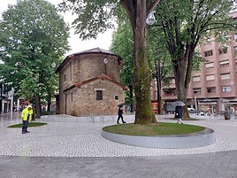 Los vecinos caminaron por el renovado pavimento rodeado de los árboles.