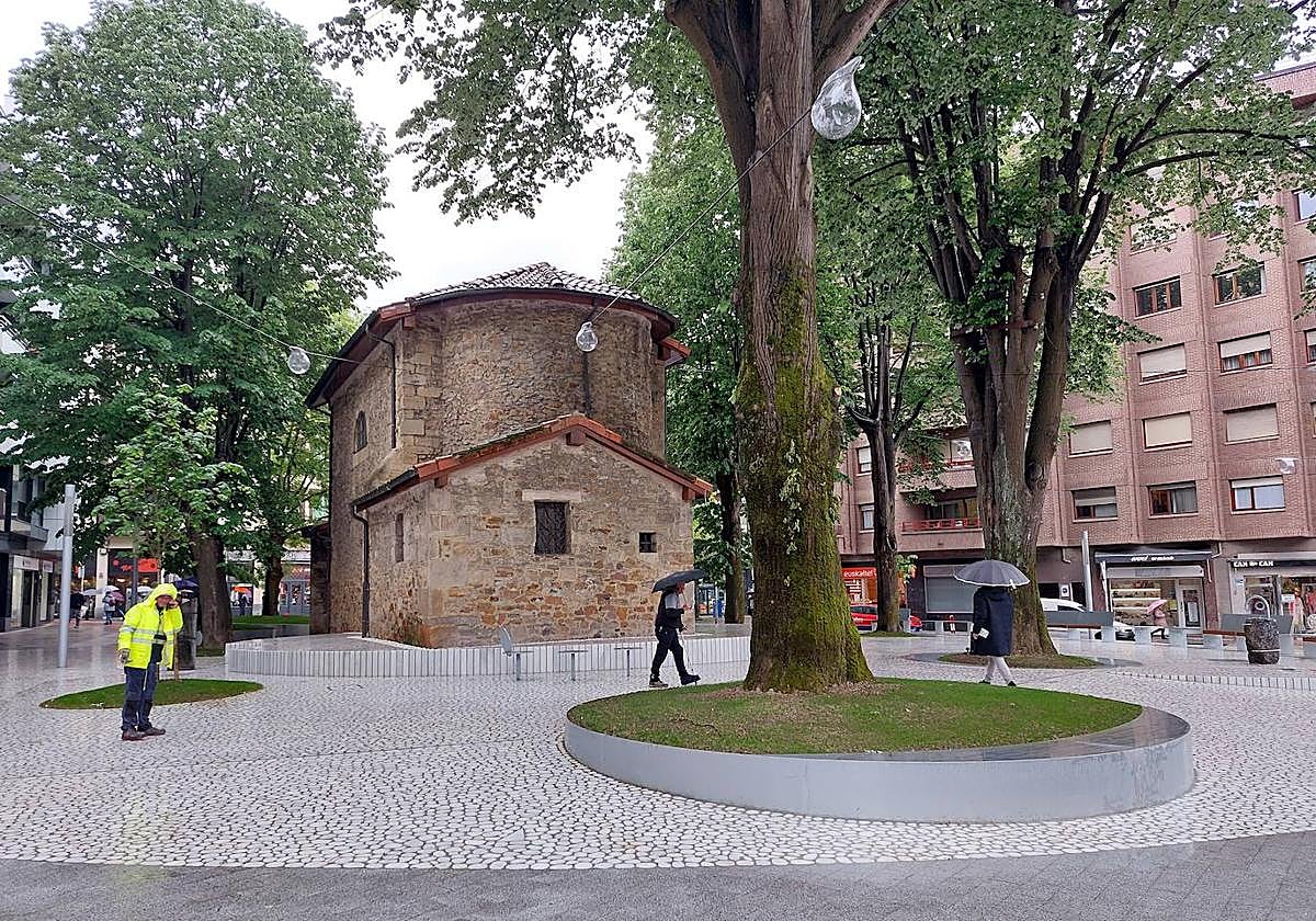 Los vecinos caminaron por el renovado pavimento rodeado de los árboles.