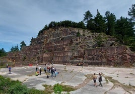 Visitantes pasean por el entorno de la cantera Andrabide de donde se extraía el apreciado marmol rojo de Ereño o Bilbao.