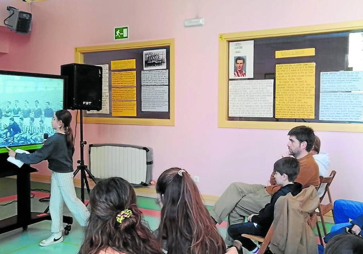 Una exposición en el mercado de Ipurua ha permitido conocer la vida de los niños de la guerra en equipos de fútbol británicos y la influencia de este deporte.