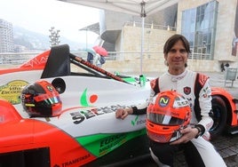 Joseba Iraola, junto a su nuevo monoplaza en la presentación realizada junto al Guggenheim.