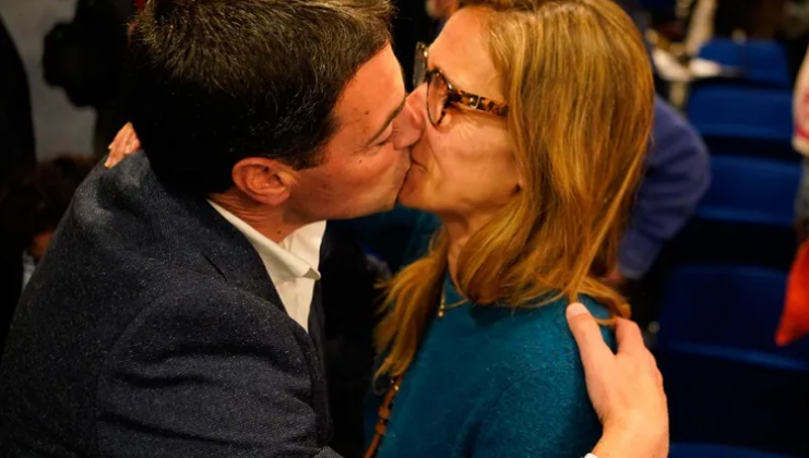 Pradales besa a su esposa, Laura, en Sabin Etxea durante la noche electoral.