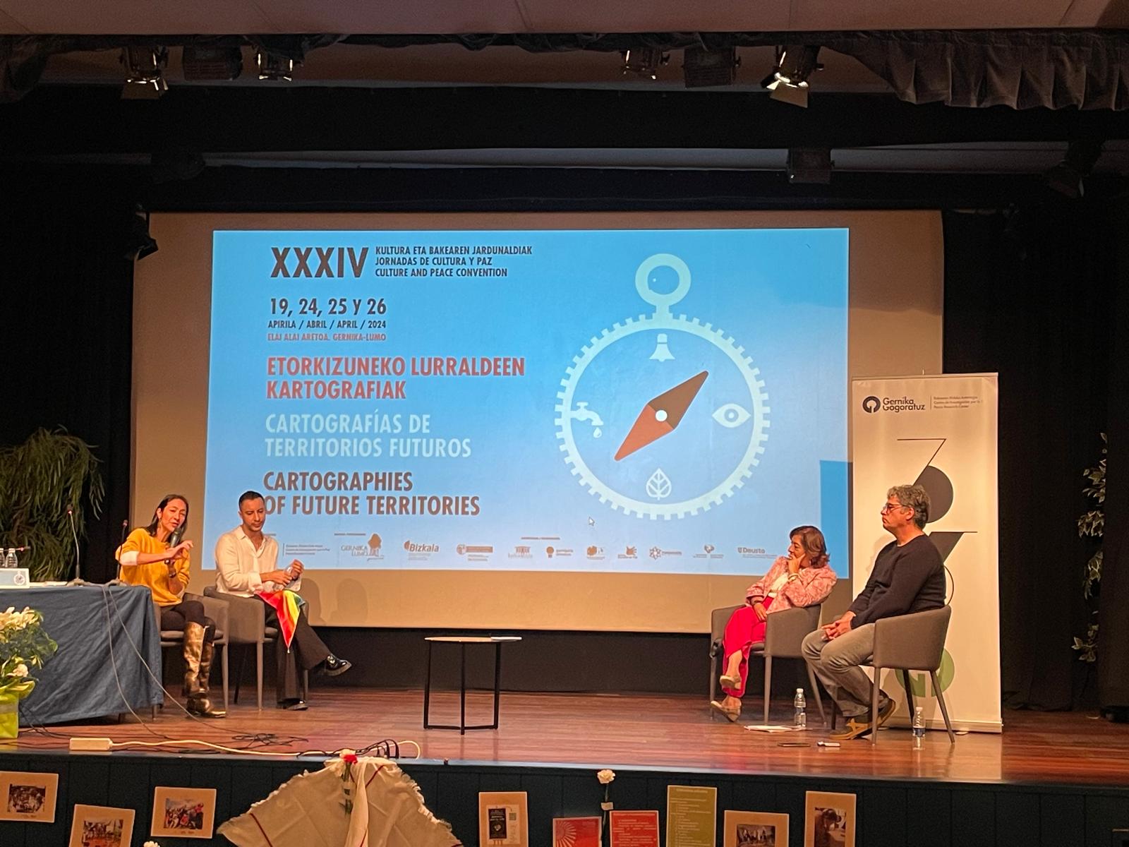 La sala Elai Alai de Gernika acoge estos días un espacio de debate con expertos sobre Cultura y Paz.