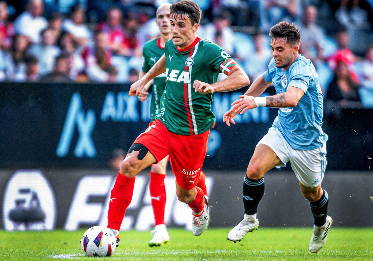 Ander Guevara conduce el balón en el encuentro de la primera vuelta contra el Celta.