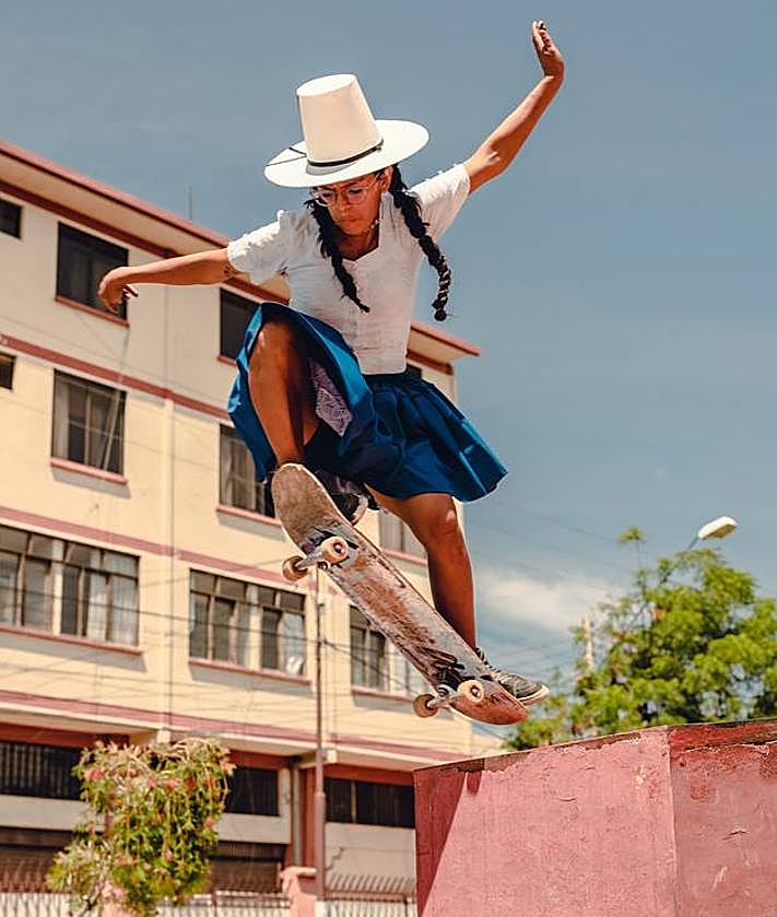 Imagen secundaria 2 - Arnau Rovira contempla con sarcasmo los parques Disney, Alejandra Carles-Tolra retrata a las fans de Jane Austen y Luisa Dörr fotografía a las skaters de Cochabamba.