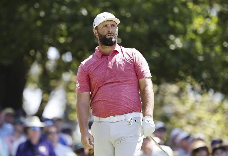 Rahm sigue la trayectoria de la bola en el último Masters.